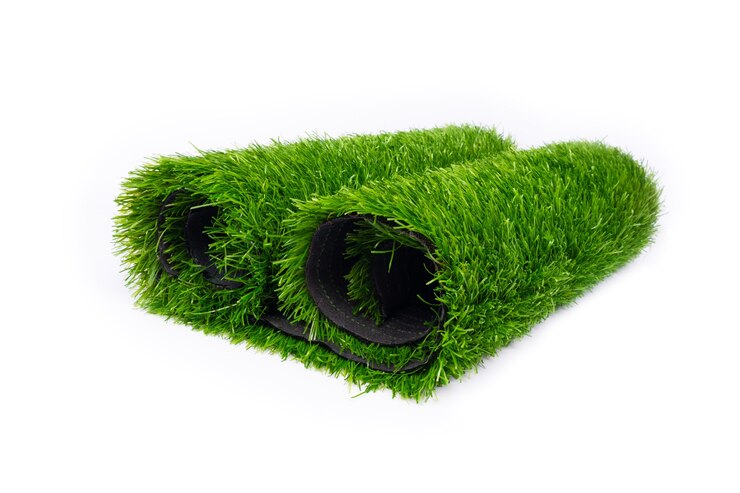Photo tapis de gazon artificiel vert, rouleau de pelouse sur fond blanc.