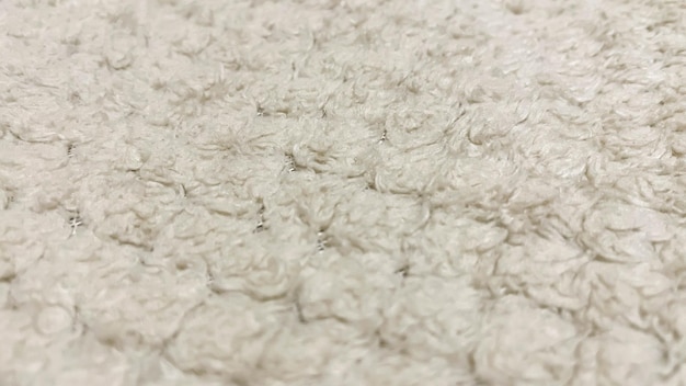 Tapis de laine blanche sur le sol flou macro