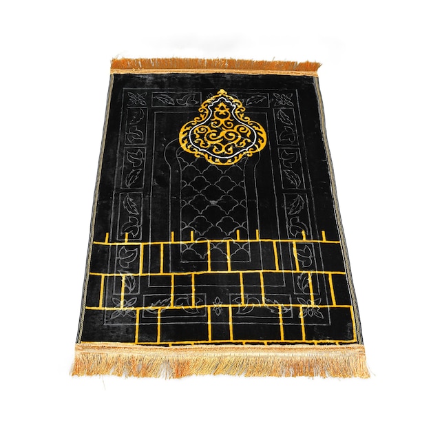 Un tapis noir et or avec les mots 'al mubarak' dessus