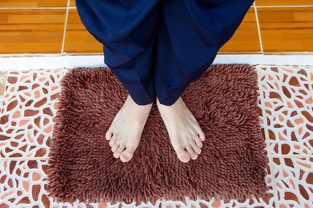 Tapis de porte marron avec pied