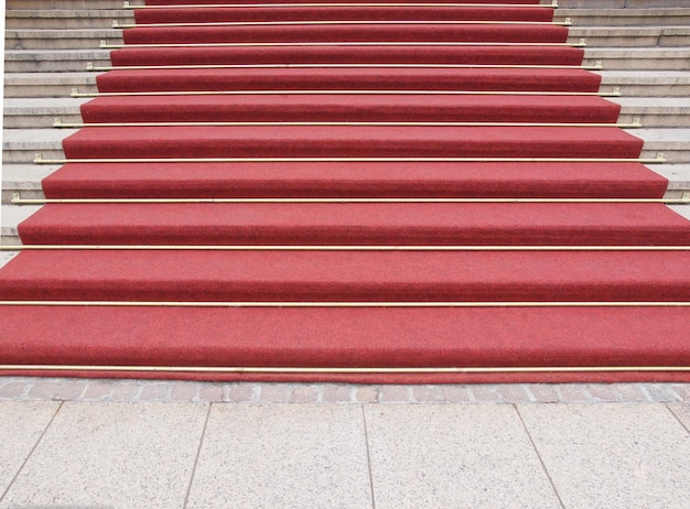 Tapis rouge dans l'escalier