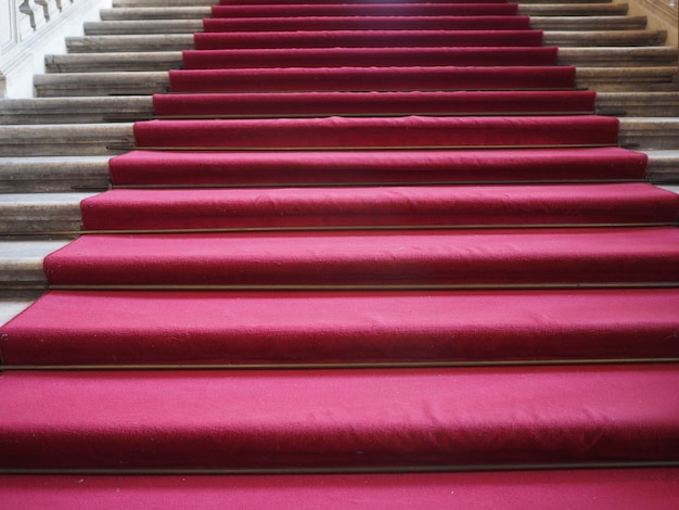 Tapis rouge dans l'escalier