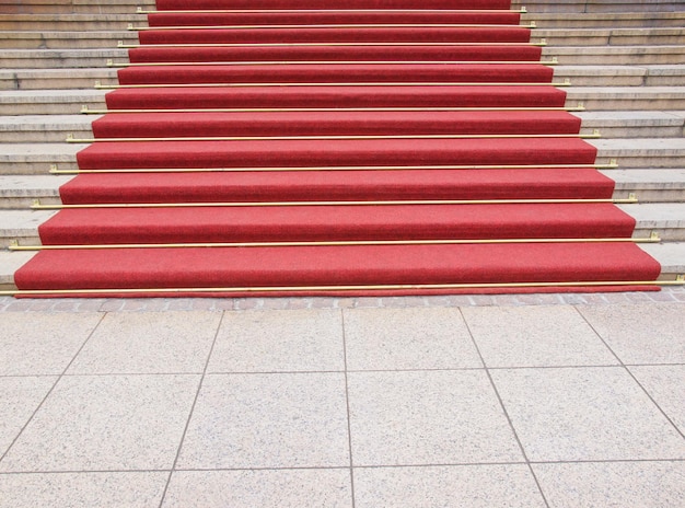 Tapis rouge dans l'escalier