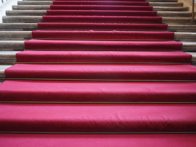 Tapis rouge dans l'escalier