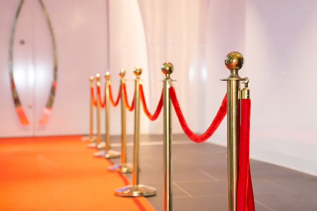 Photo tapis rouge entre les barrières de corde dans la soirée du succès