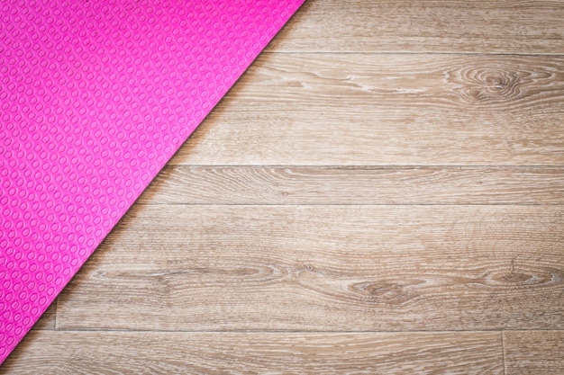 Tapis de yoga sur un bois