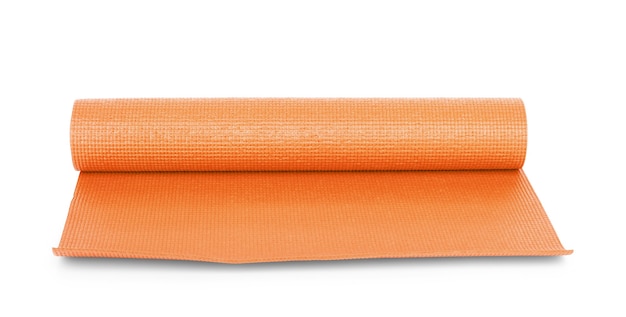 Tapis de yoga de couleur orange sur fond