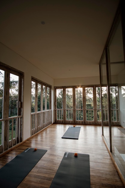 Tapis de yoga dans une chambre avec vue sur la forêt