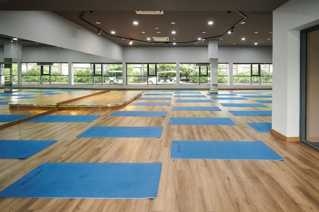 Tapis de yoga déployés en studio