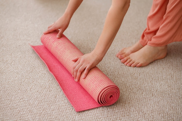 tapis de yoga. femme, faire, yoga, chez soi