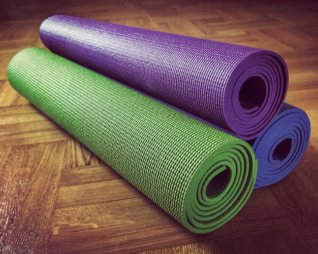 Photo tapis de yoga sur plancher en bois