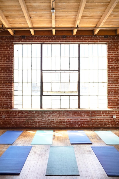 Tapis de yoga sur un plancher en bois