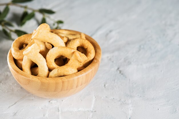 Photo taralli ou tarallini est une collation italienne traditionnelle typique de la cuisine régionale des pouilles