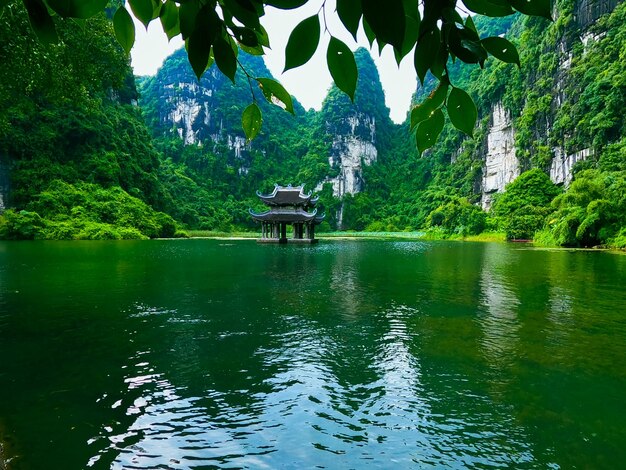 Tarang Une belle pagode au centre du lac au nord du Vietnam