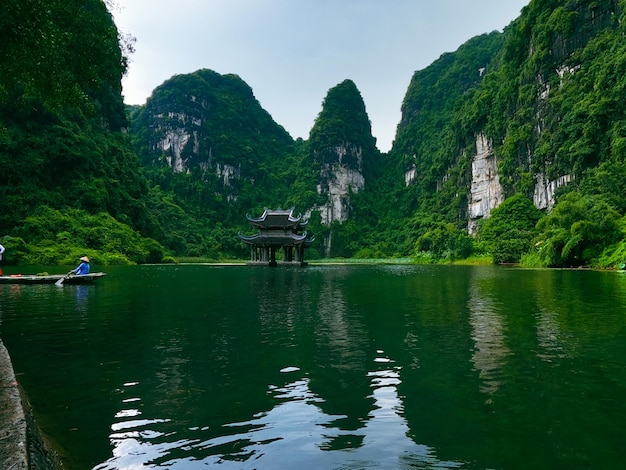 Tarang Une belle pagode au centre du lac entre les montagnes calcaires du Vietnam