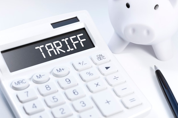 TARIF Word sur calculatrice. Concept d'entreprise sur fond blanc. Vue de dessus.