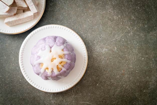 Taro Bun Avec Crème Au Sucre Blanc Et Noix Sur Le Dessus