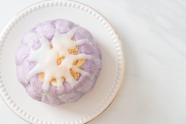 Taro bun avec crème de sucre blanc et noix