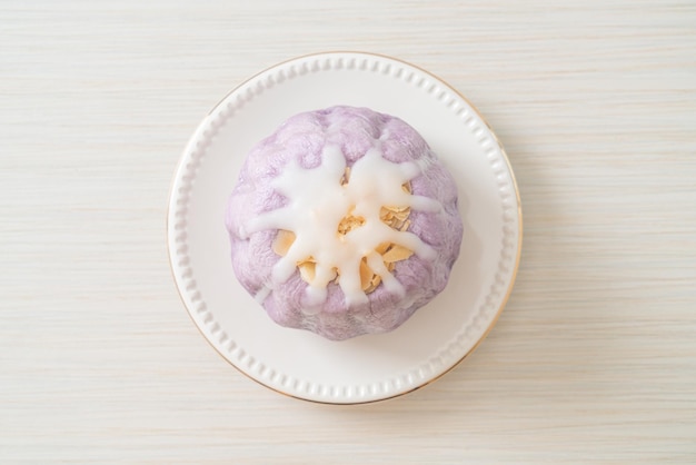 Taro bun avec crème de sucre blanc et noix