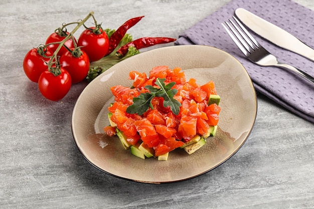 Tartar avec du saumon et de l'avocat