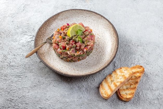 Photo tartar de thon sur une assiette grise