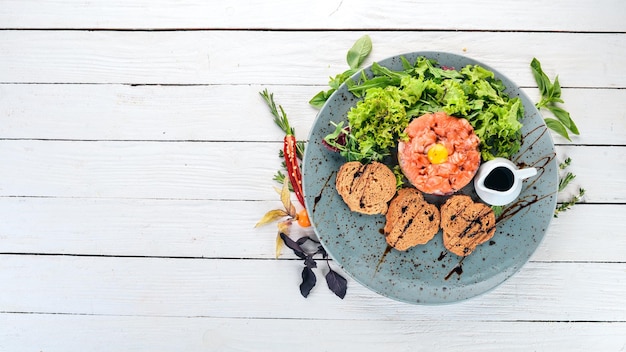 Tartare au saumon et avocat Sur un fond en bois Vue de dessus Espace de copie