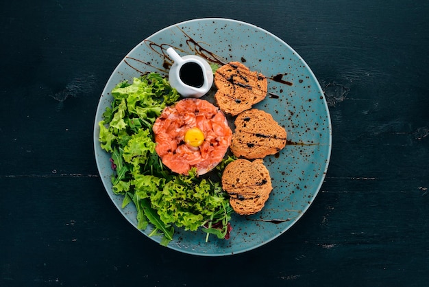 Tartare au saumon et avocat Sur un fond en bois Vue de dessus Espace de copie