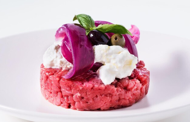 Tartare de boeuf au fromage frais mariné olives oignons et basilic frais