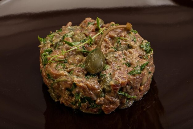 Tartare de bœuf cru aux câpres