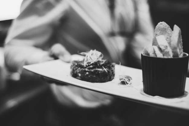 Tartare de bœuf d'excellente qualité avec toasts dans un restaurant de luxe