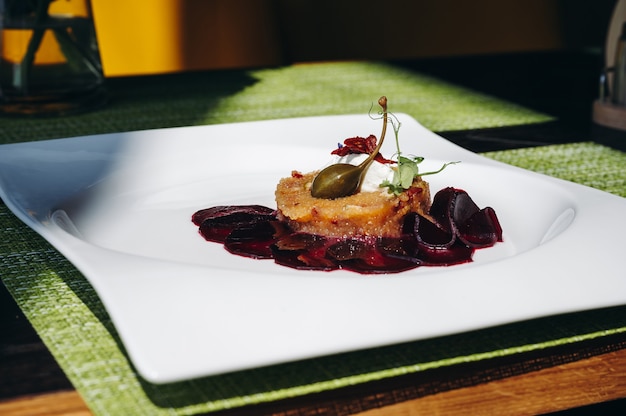 Tartare de brochet à la betterave sur plaque blanche