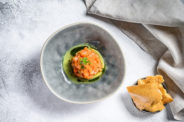 Tartare de saumon aux oignons verts à l'avocat