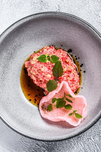 Tartare de saumon à l'avocat et caviar rouge.