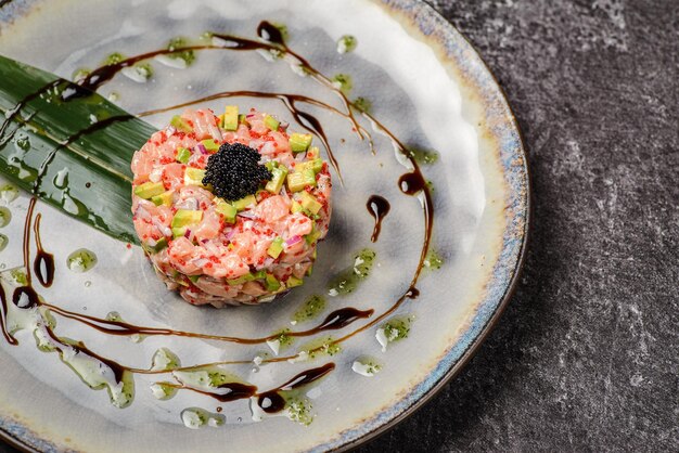 tartare de saumon avocat, caviar et tobiko