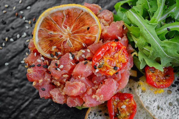 Tartare de saumon à l'avocat sur fond noir