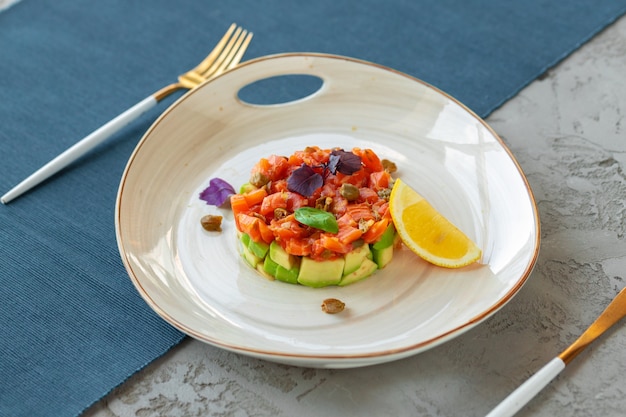 Tartare de saumon à l'avocat haché sur plaque