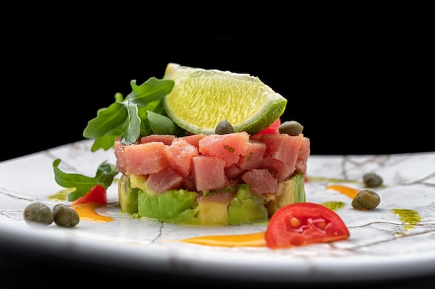 Tartare de saumon à l'avocat roquette et citron vert