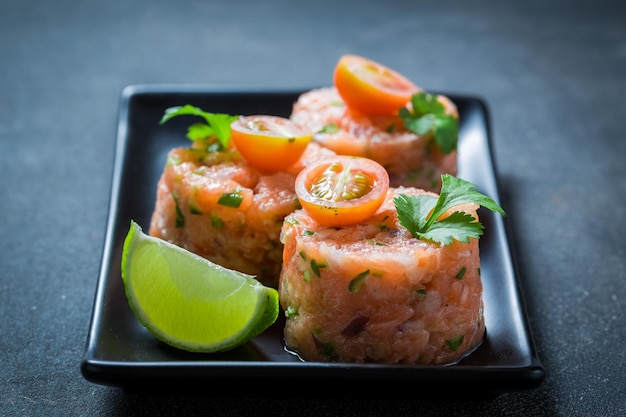 Tartare de saumon frais à la coriandre et citron vert