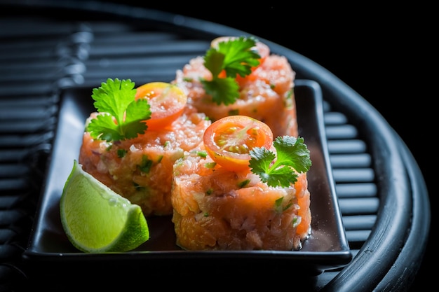 Tartare de saumon frais et cru au citron vert et coriandre