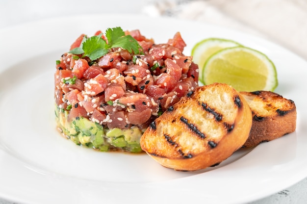 Tartare de thon à l'avocat et aux graines de sésame