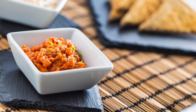 Tartare de thon et pain grillé sur ardoise.