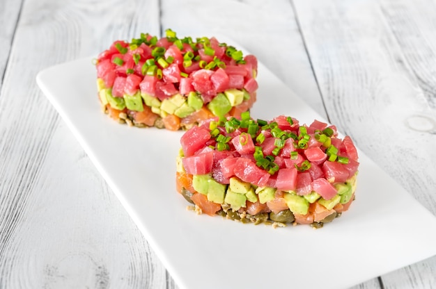 Tartare de thon et saumon sur l'assiette de service