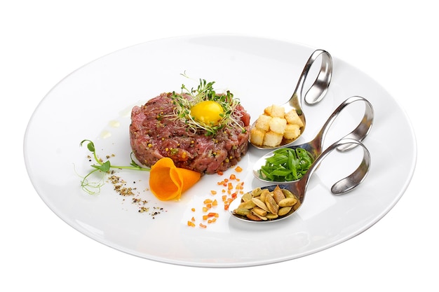 Tartare de veau sur fond blanc