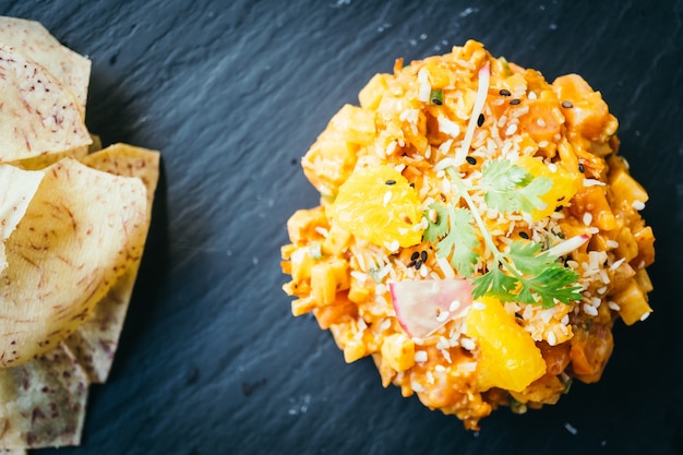 Tartare de viande de saumon frais et cru au plat noir