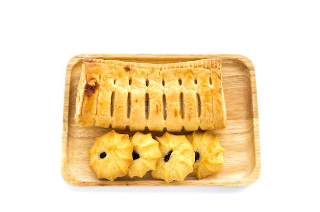 Tarte à l'ananas et biscuits sur fond de table en bois