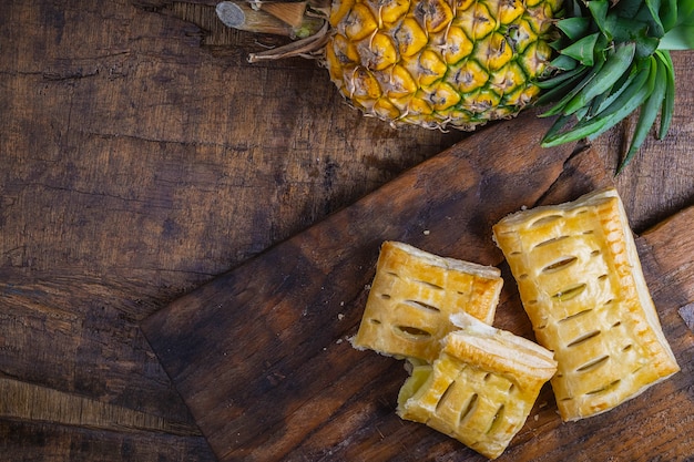 Tarte à l'ananas et fruits à l'ananas sur bois