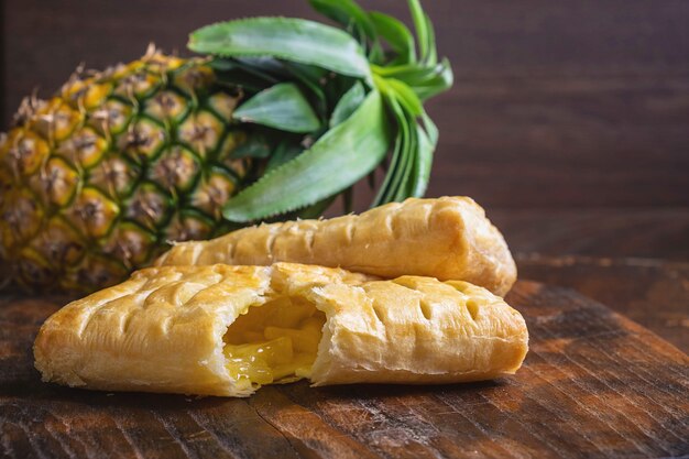 Tarte à l'ananas et fruits à l'ananas sur un bois