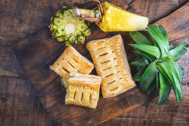 Tarte à l'ananas et fruits à l'ananas sur bois