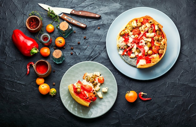 Tarte appétissante au fromage, poivrons et olives.Mise à plat