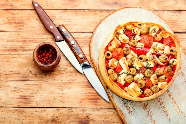 Tarte appétissante au fromage, poivrons et olives